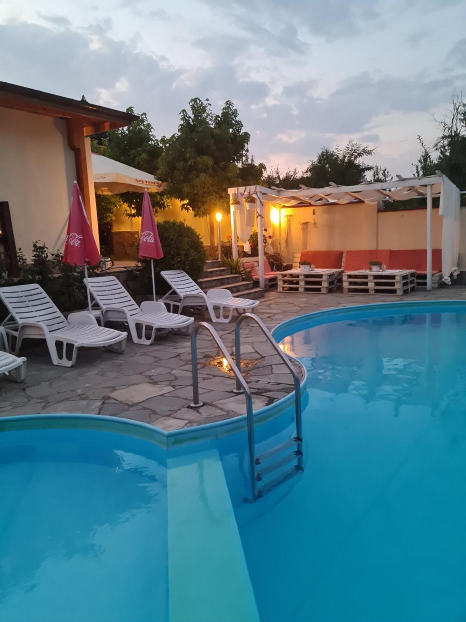 Family Hotel Komhotel Berkovitsa Buitenkant foto