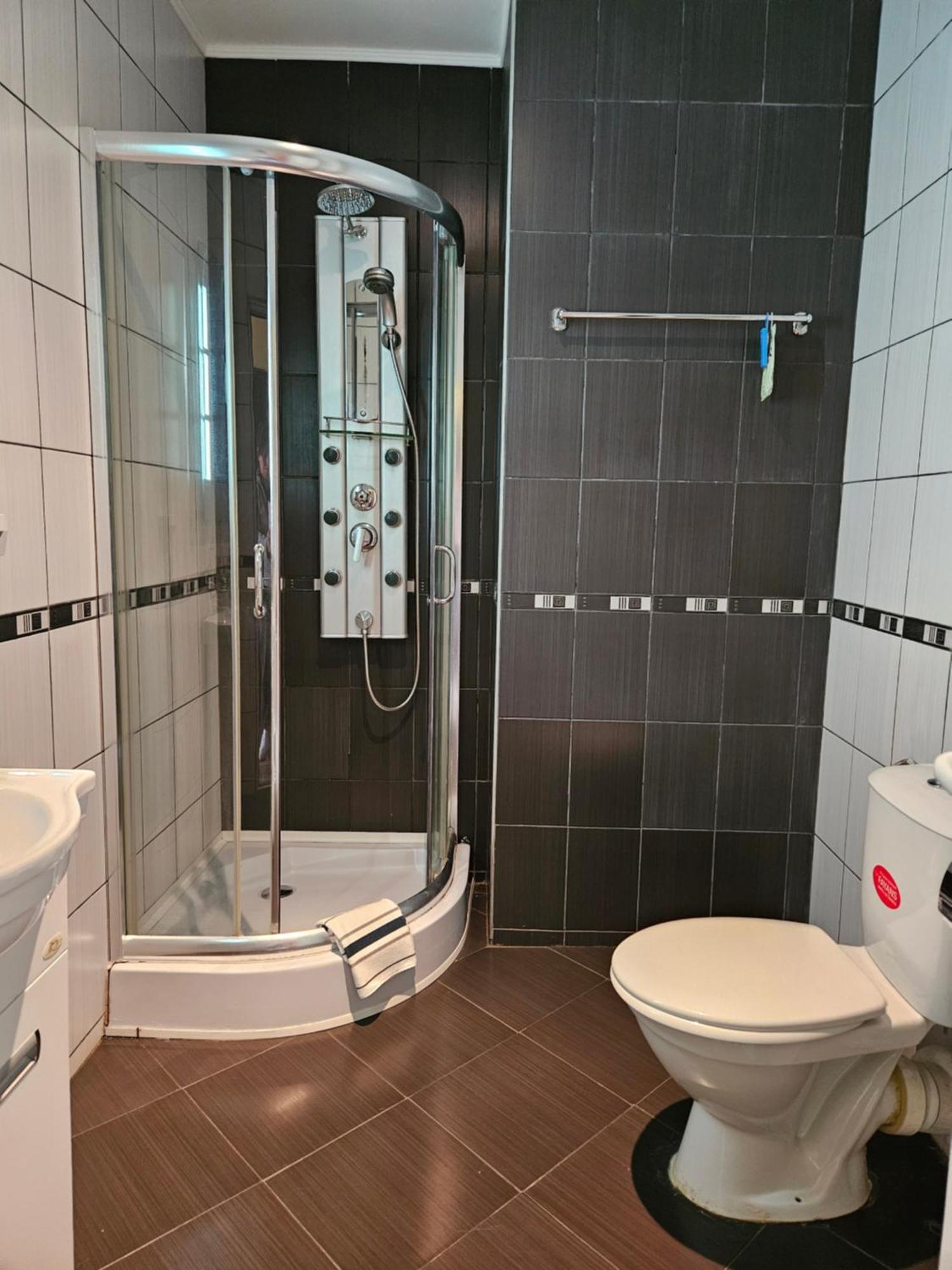 Family Hotel Komhotel Berkovitsa Buitenkant foto