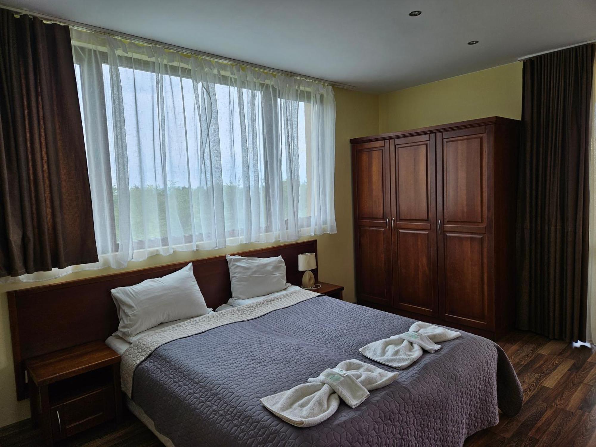 Family Hotel Komhotel Berkovitsa Buitenkant foto
