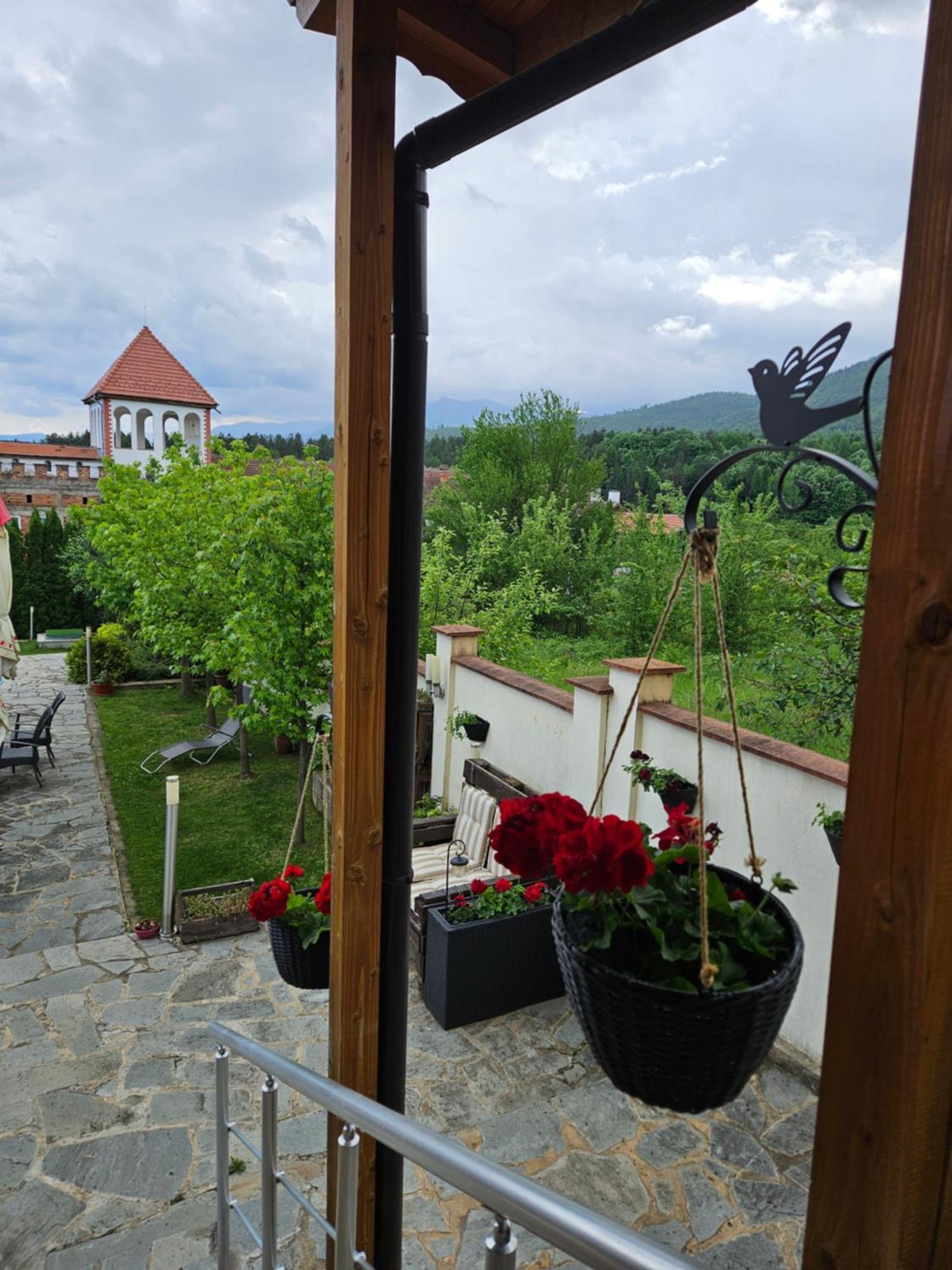 Family Hotel Komhotel Berkovitsa Buitenkant foto