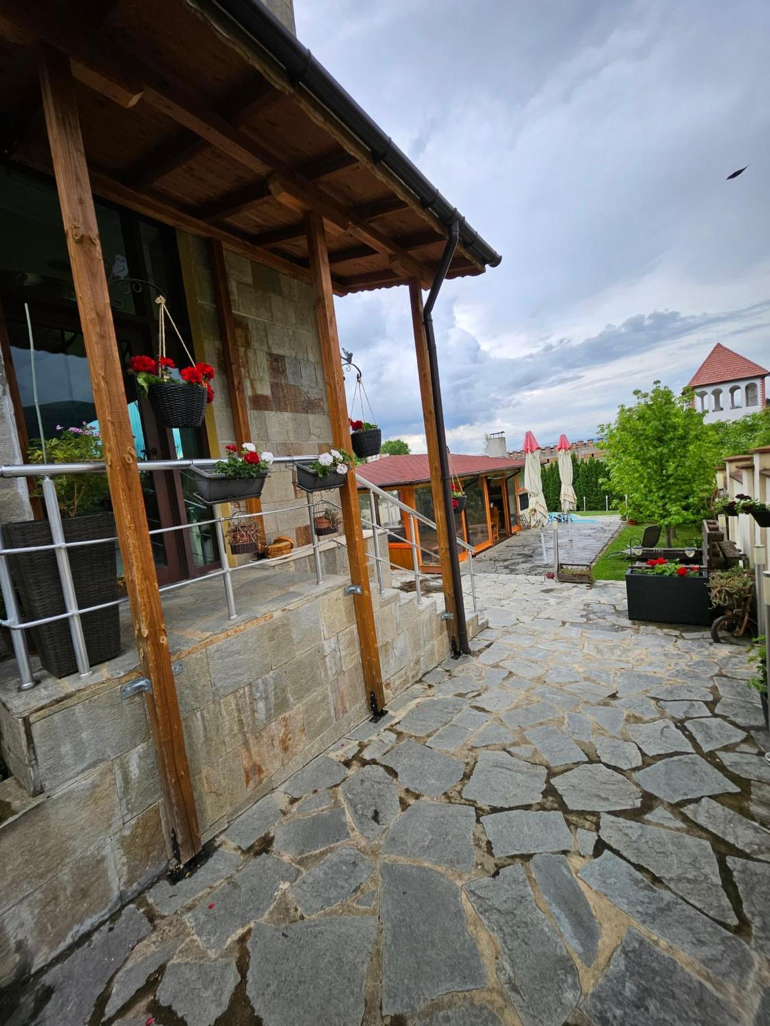 Family Hotel Komhotel Berkovitsa Buitenkant foto