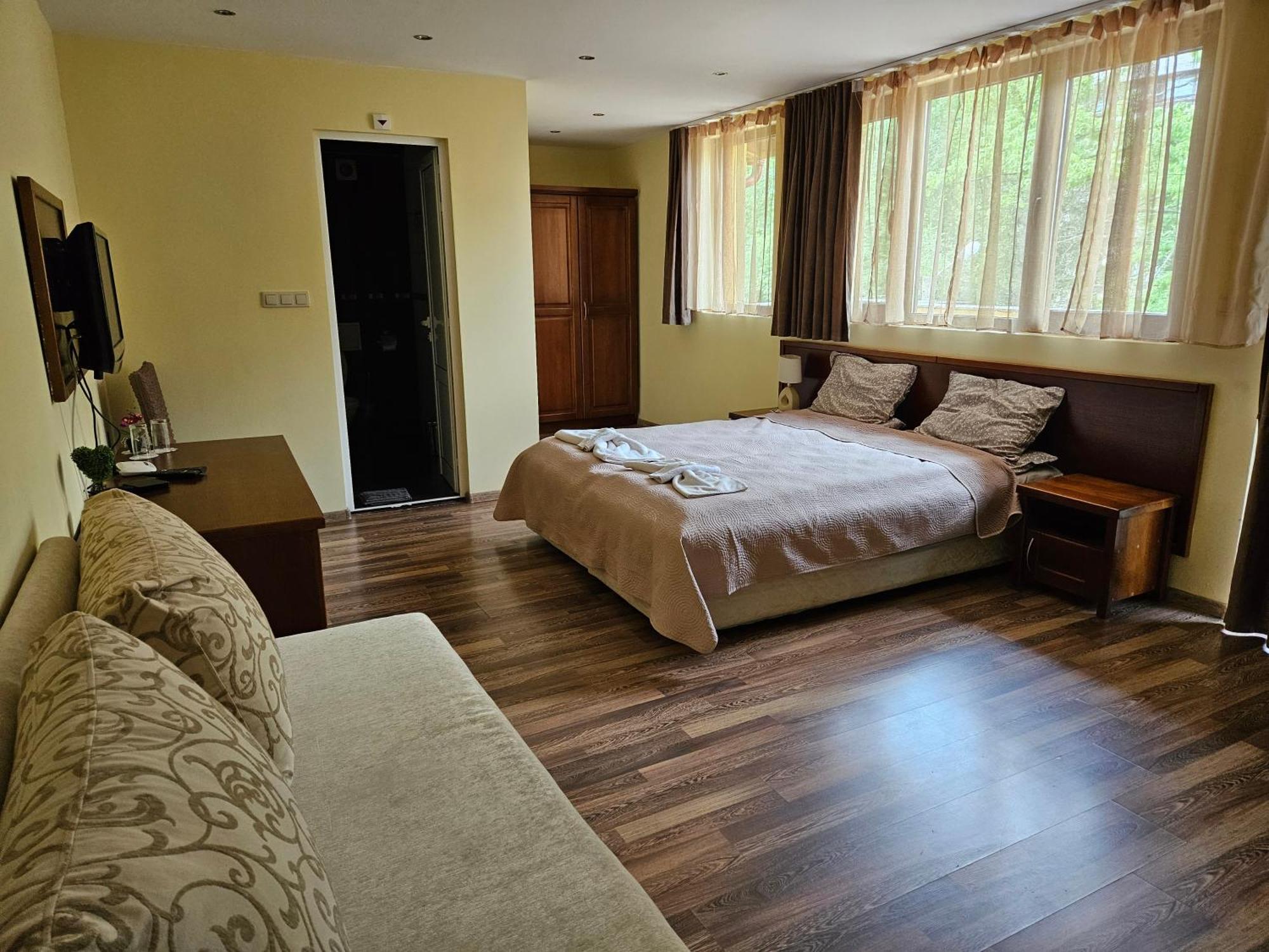 Family Hotel Komhotel Berkovitsa Buitenkant foto