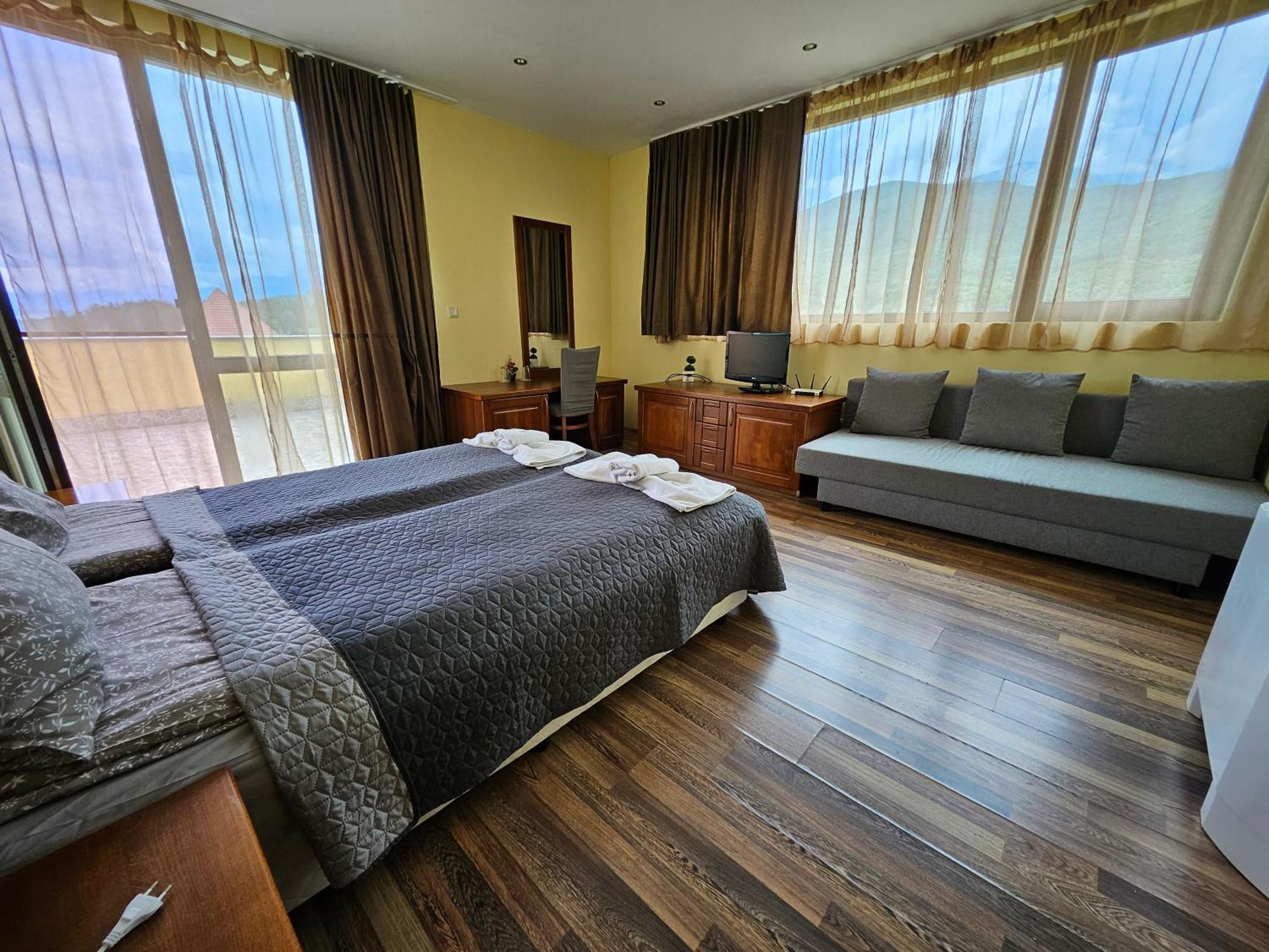 Family Hotel Komhotel Berkovitsa Buitenkant foto