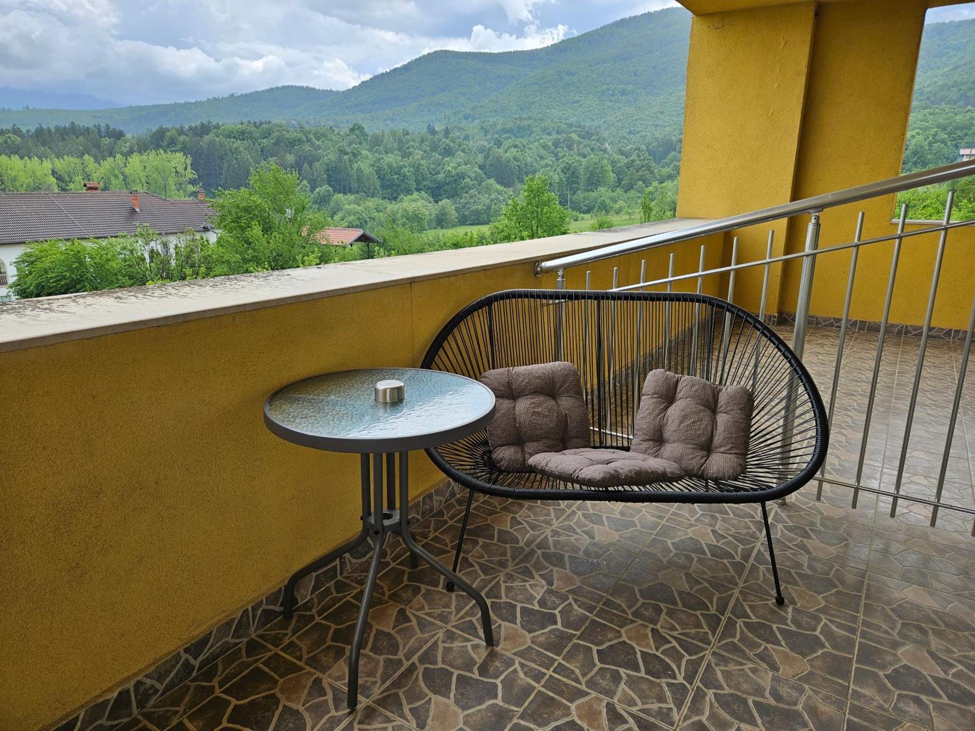 Family Hotel Komhotel Berkovitsa Buitenkant foto