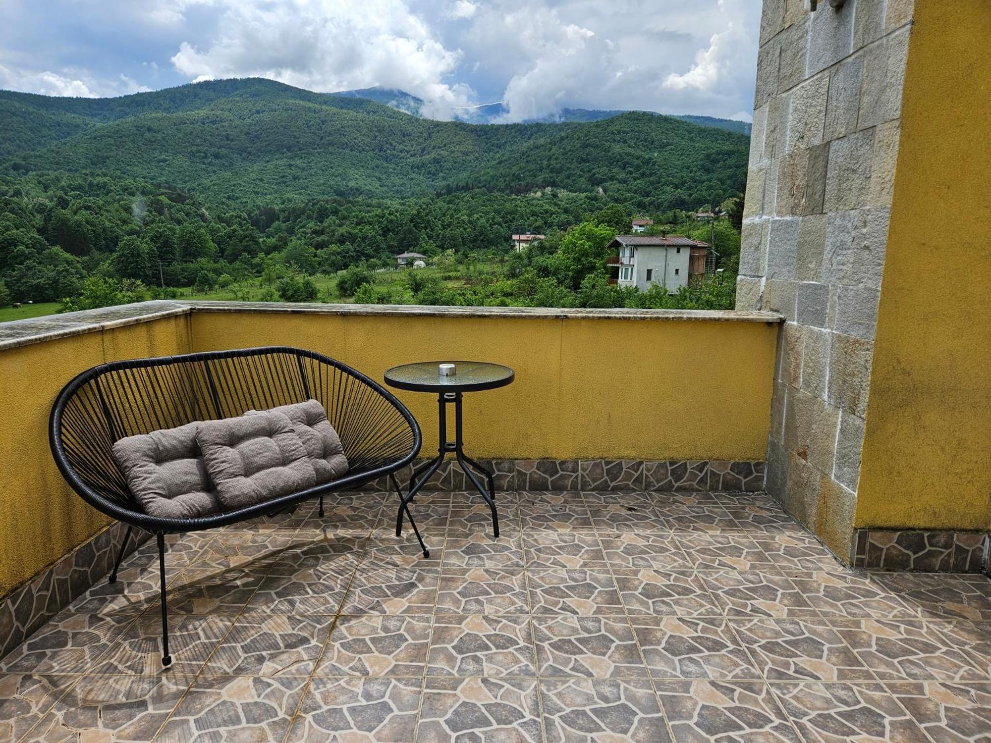 Family Hotel Komhotel Berkovitsa Buitenkant foto