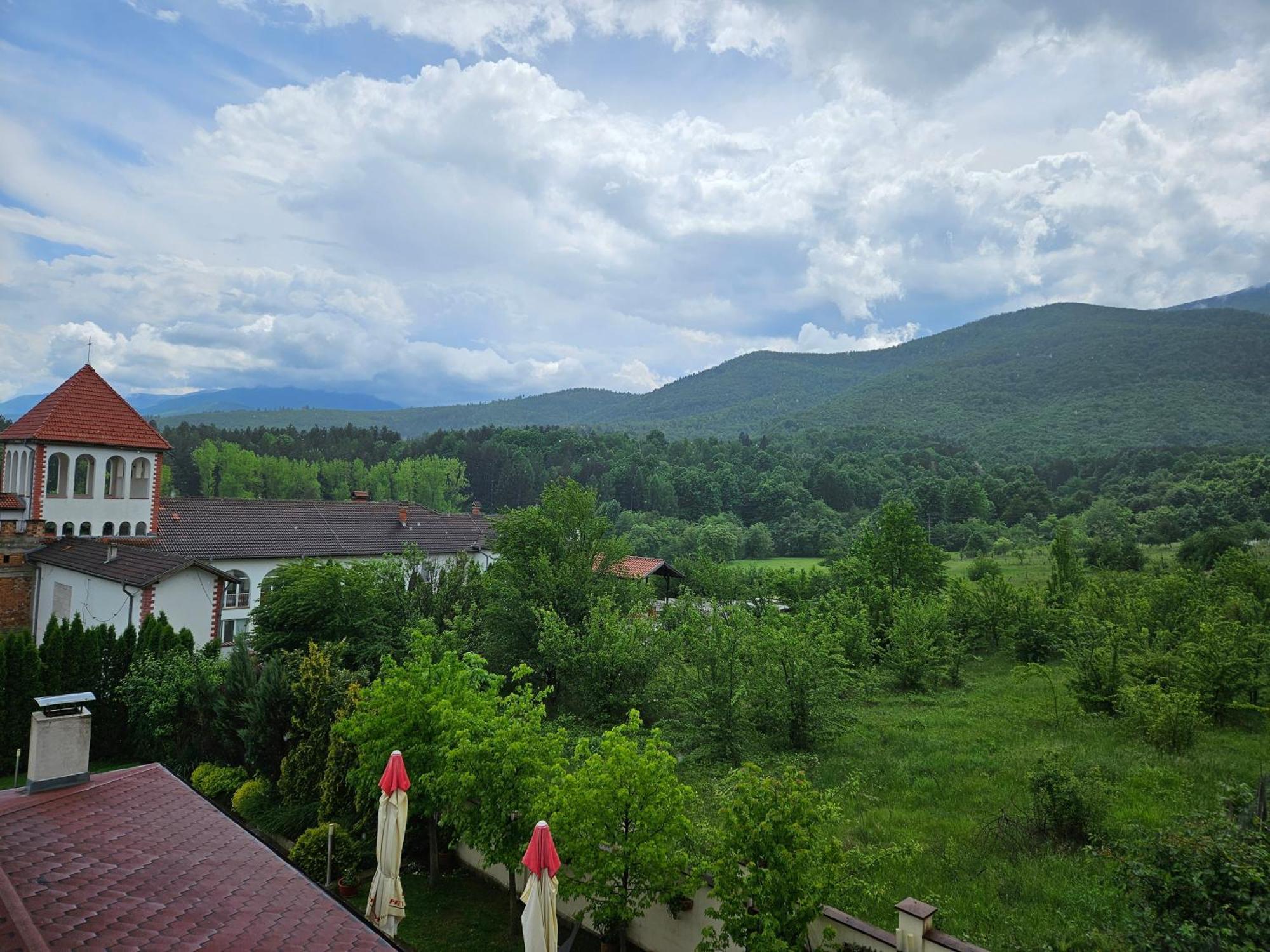 Family Hotel Komhotel Berkovitsa Buitenkant foto